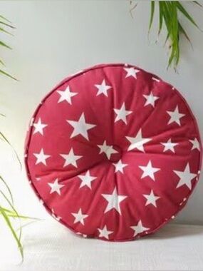 NWT Red and White Star Round Accent Pillow, Fourth of July Cushion.